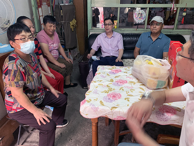 图为支部党员到西城区新街口街道安平巷社区看望慰问结对帮扶的两户残疾人